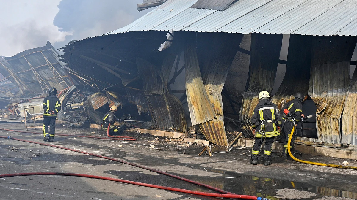 Firefighters put out a fire after a Russian drone attack in Odesa, Ukraine (photo: PTI)