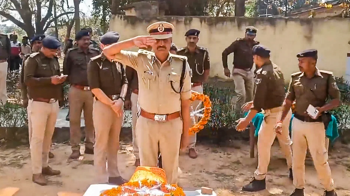 DIG Rakesh Kumar pays last respects to ASI Santosh Kumar Singh