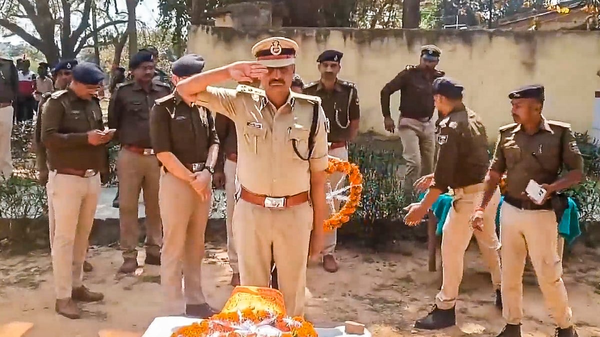 DIG Rakesh Kumar pays last respects to ASI Santosh Kumar Singh