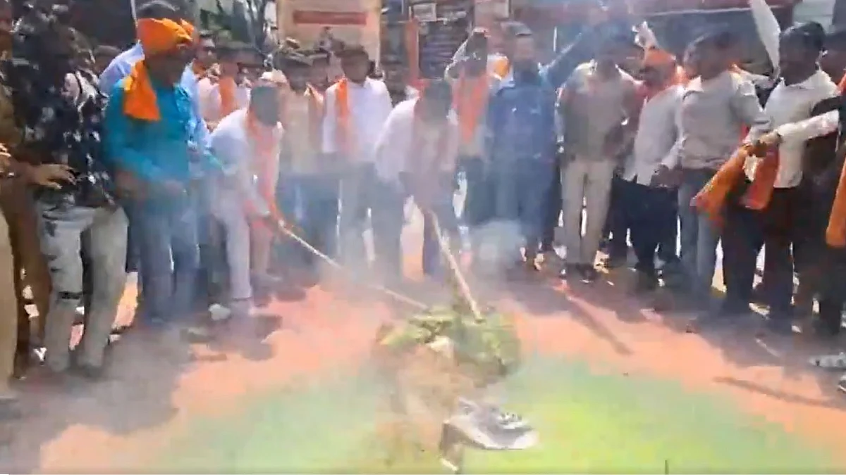 Right-wing outfits burnt an effigy of Aurangzeb in Nagpur, wrapped in a cloth bearing Quranic verses