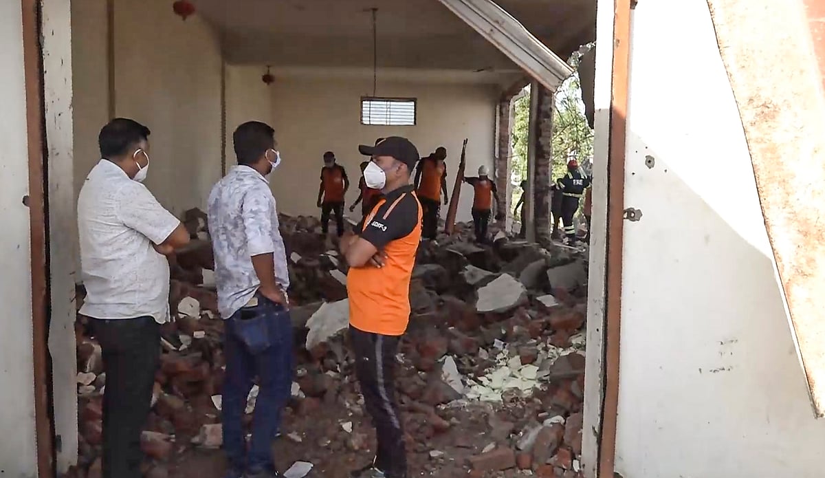Guj. firecracker factory blast: Family of six wiped out, kin leave with bodies