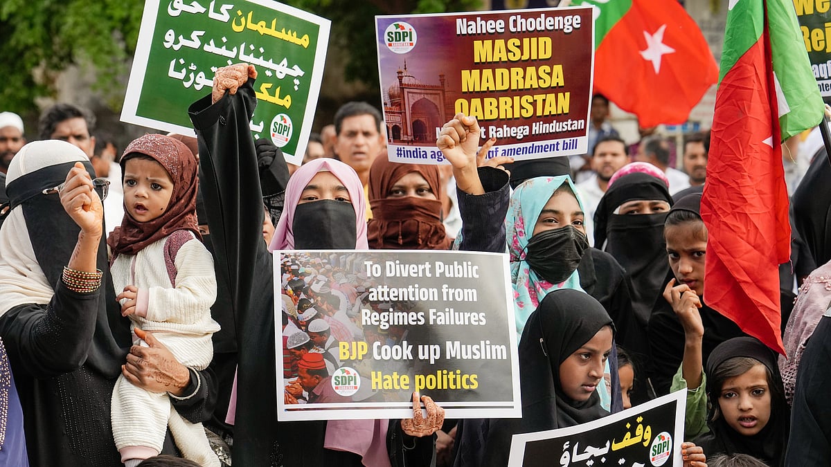 Protest against the Waqf Act with slogan 'Nahee chodenge masjid madrasa qabristan' (photo: PTI)