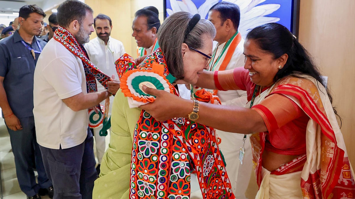 Sonia Gandhi and Rahul Gandhi being welcomed in Ahmedabad on 8 April (photo: PTI)