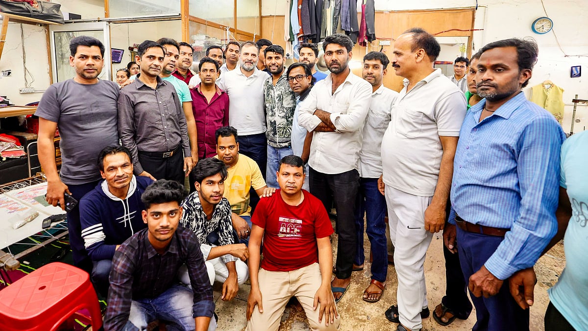 Rahul Gandhi with the textile artisans (photo: PTI)