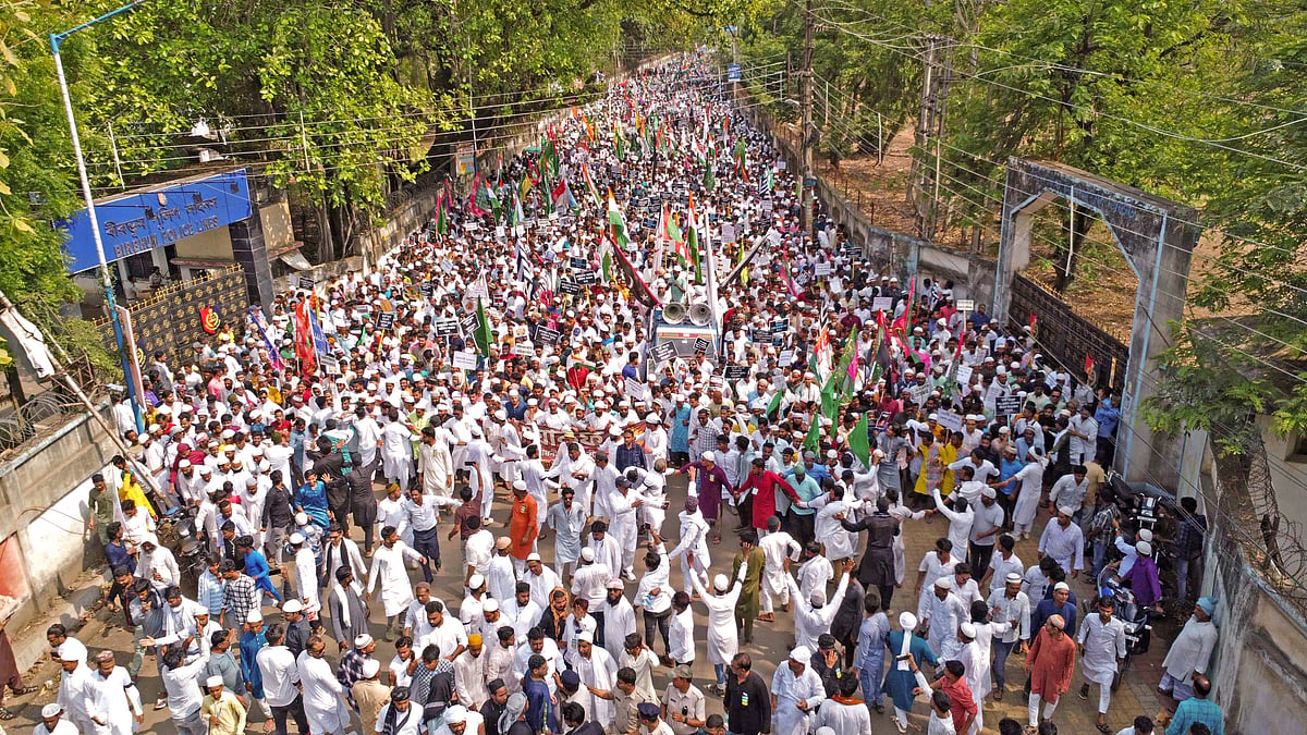 Members of Muslim community stage a protest in Birbhum on 11 April (photo: PTI)