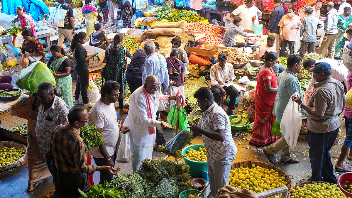 People purchase vegetables from a wholesale market in Bengaluru on 29 March (photo: PTI)