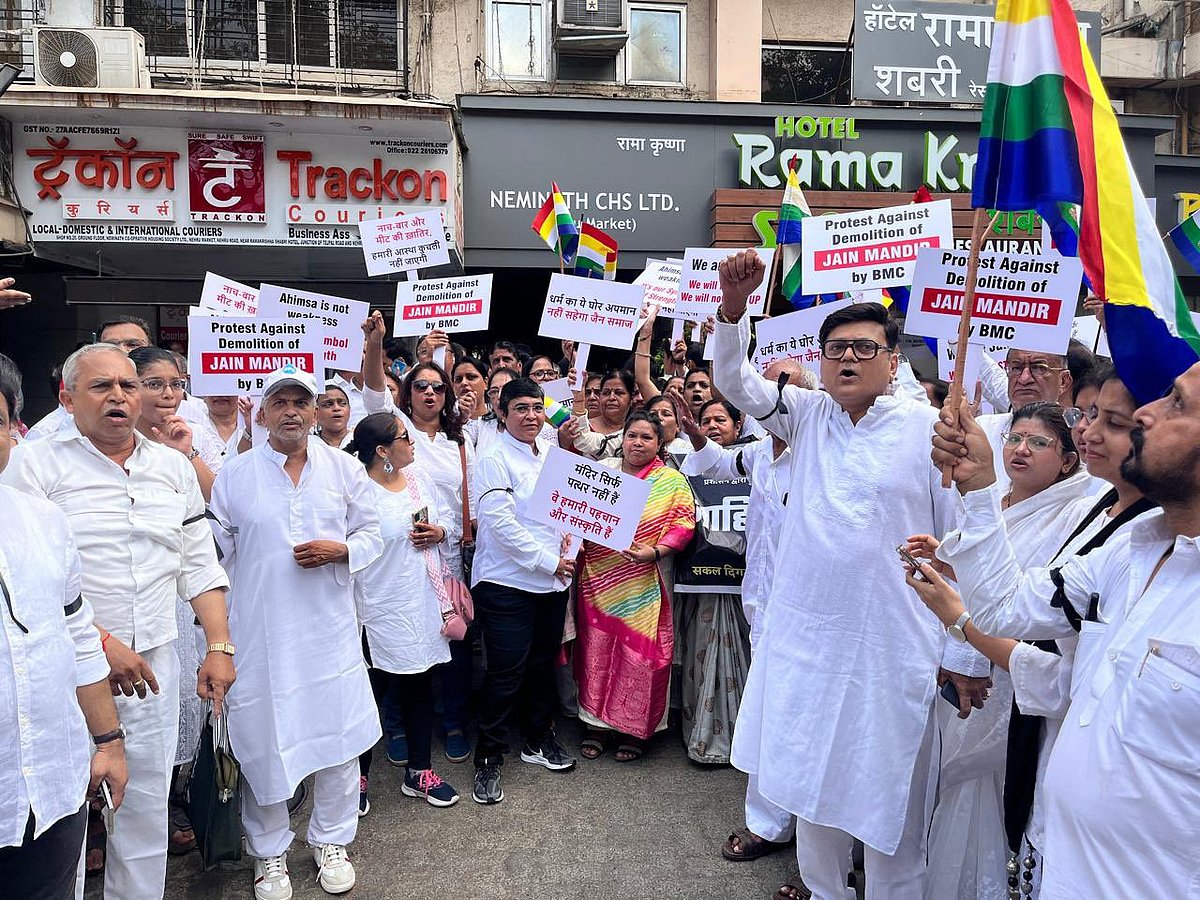 Jain community members protest in Mumbai on 19 April (photo courtesy: @vimal_shah/X)