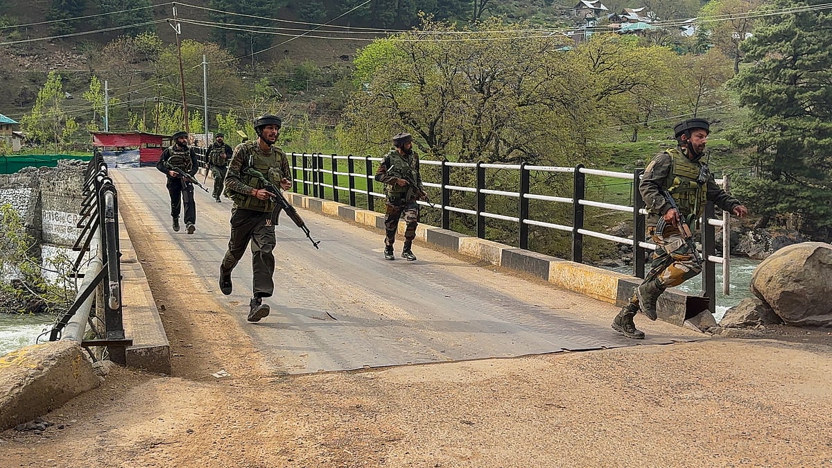 Security personnel rush to the scene of the attack (photo: PTI 