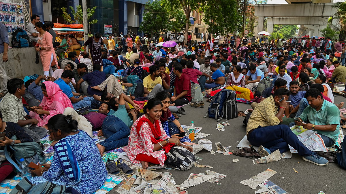 The school job agitators, who launched a demonstration on 21 April, said their sit-in will continue
