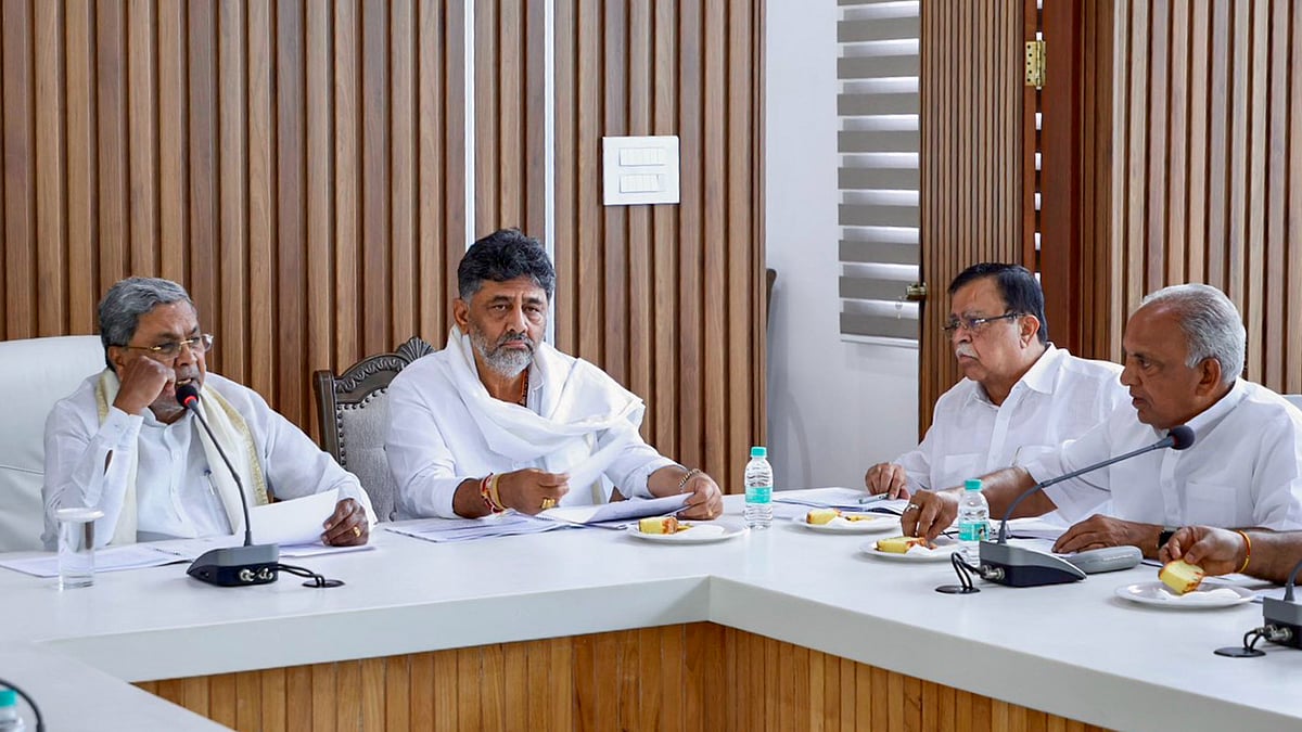 CM Siddaramaiah and D.K. Shivakumar attend a meeting on 22 April (photo: PTI)