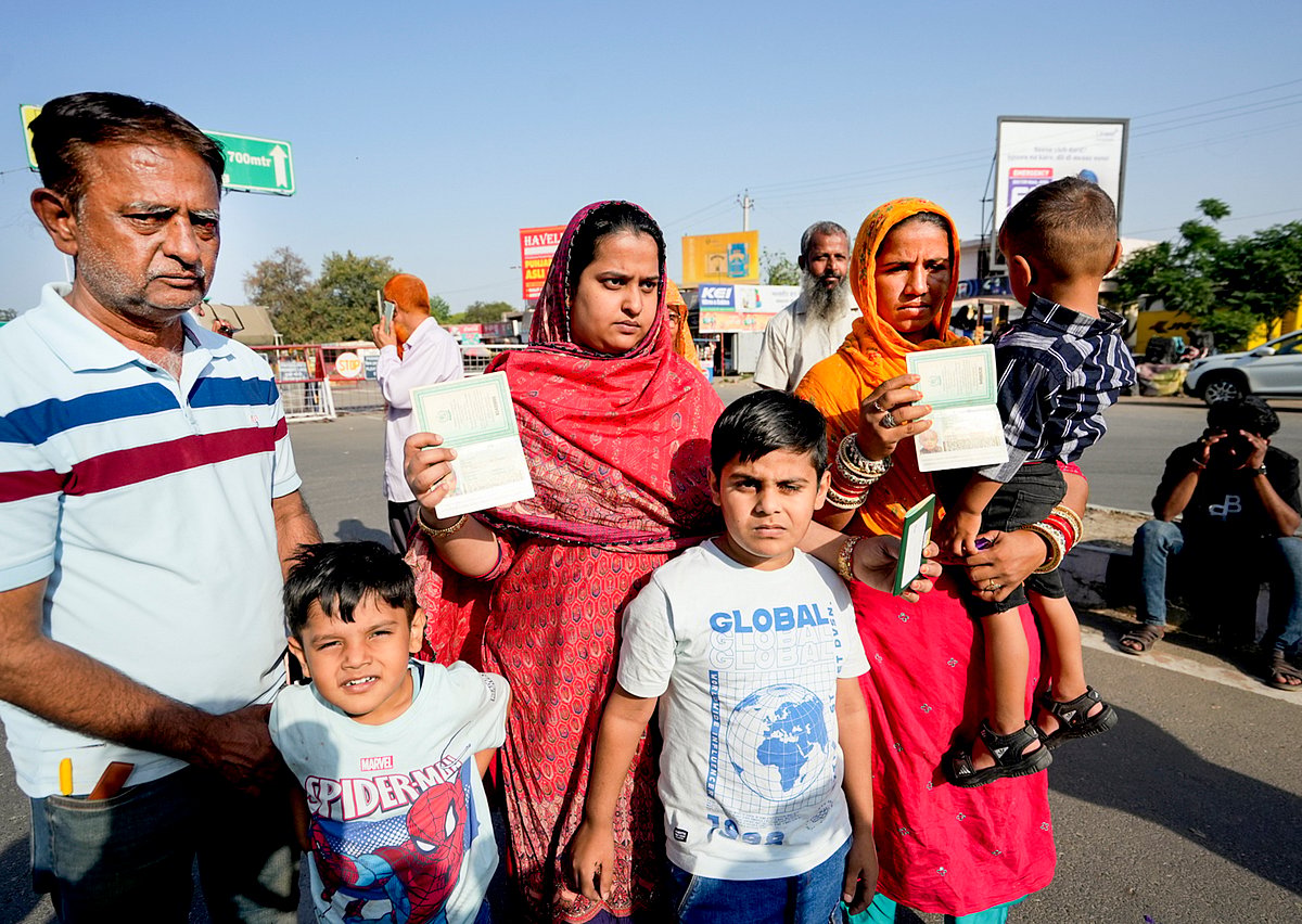 Pakistani nationals leave India through the Attari-Wagah border (photo: PTI)