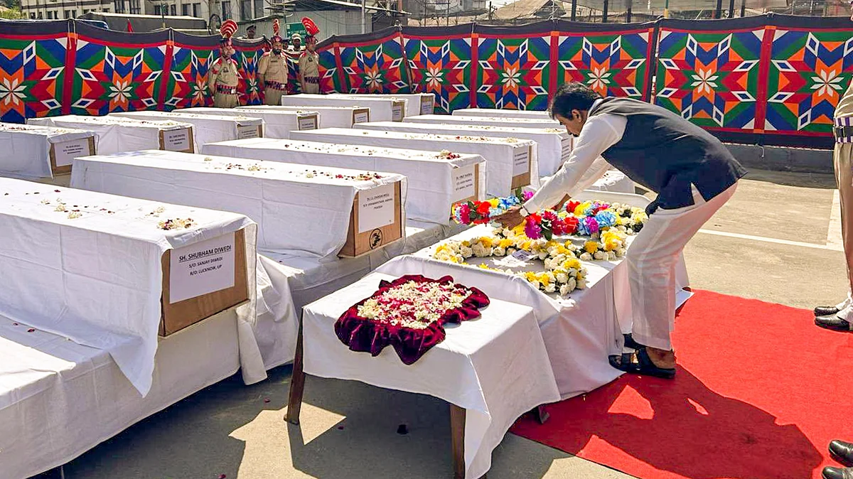 Congress MP K.C. Venugopal lays a wreath in tribute to the victims of the Pahalgam terror attack