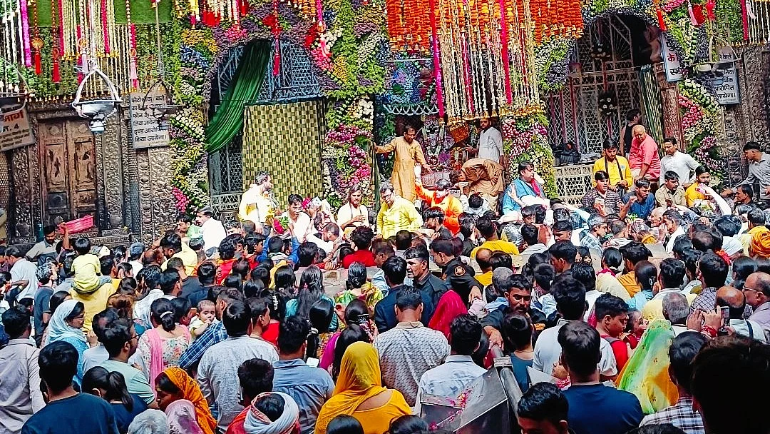 Devotees at Bankey Bihari temple, Mathura (photo: @ahirrahulyadav/X)