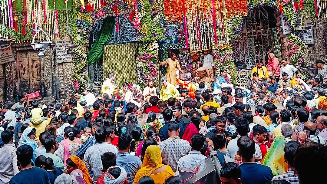 Devotees at Bankey Bihari temple, Mathura (photo: @ahirrahulyadav/X)