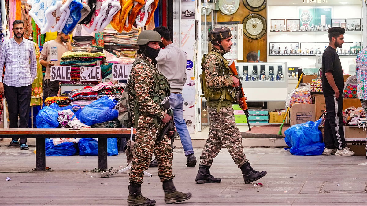 Security personnel keep vigil amidst high alert in Srinagar (photo: PTI)