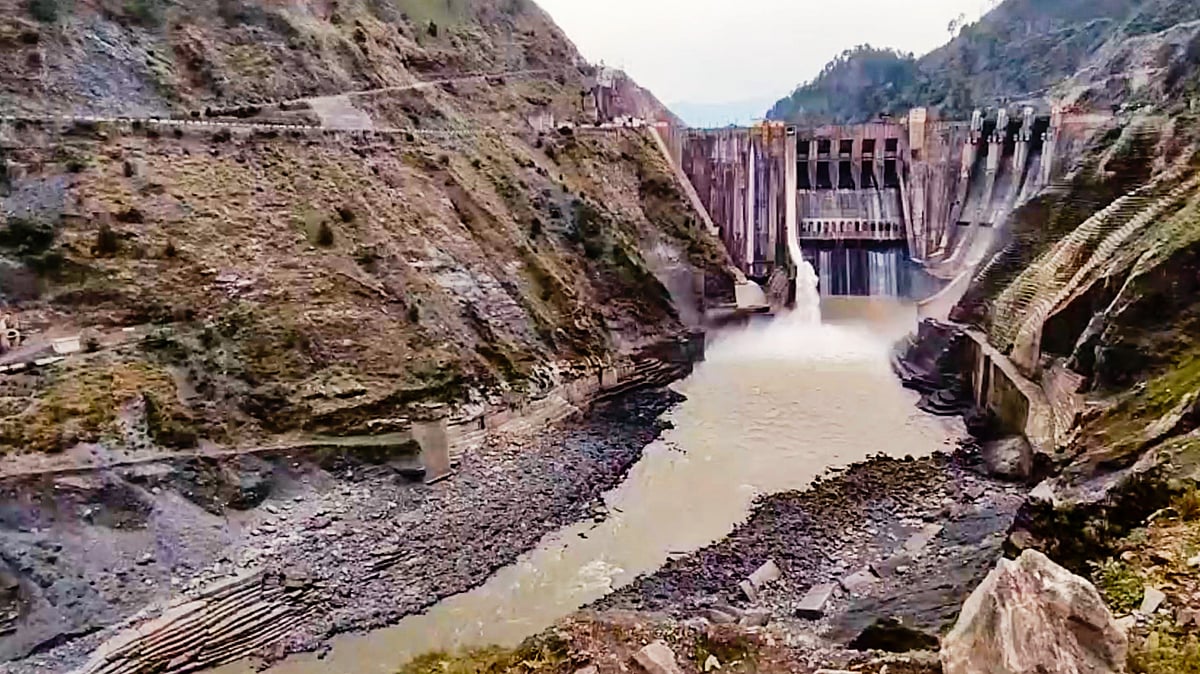 India flushing Baglihar, Salal reservoirs likely to affect water flow to Pak