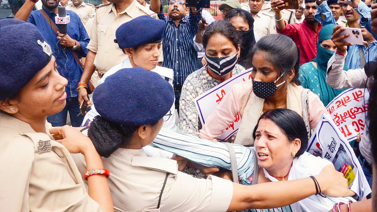 Police detain BPSC aspirants near the Bihar CM's residence in Patna (photo: PTI)