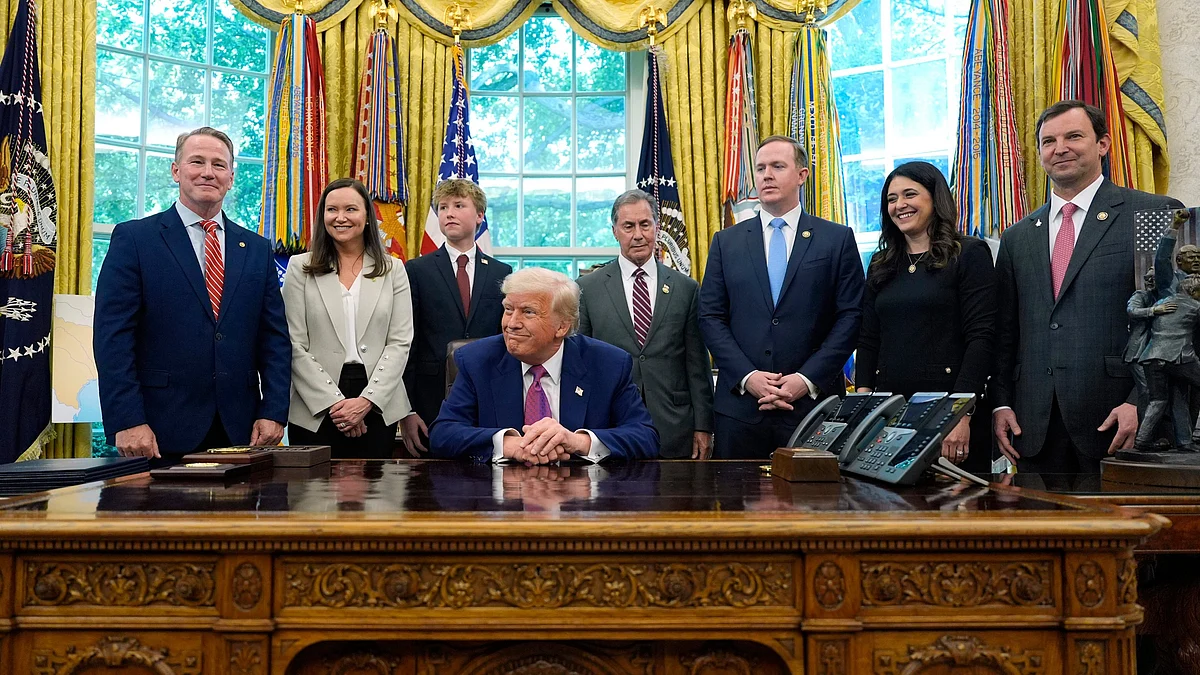 Donald Trump speaks with reporters at White House on 9 May (photo: AP/PTI)