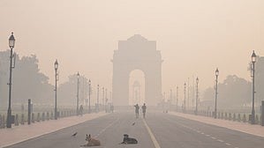 A thick layer of smog at India Gate (photo: IANS)