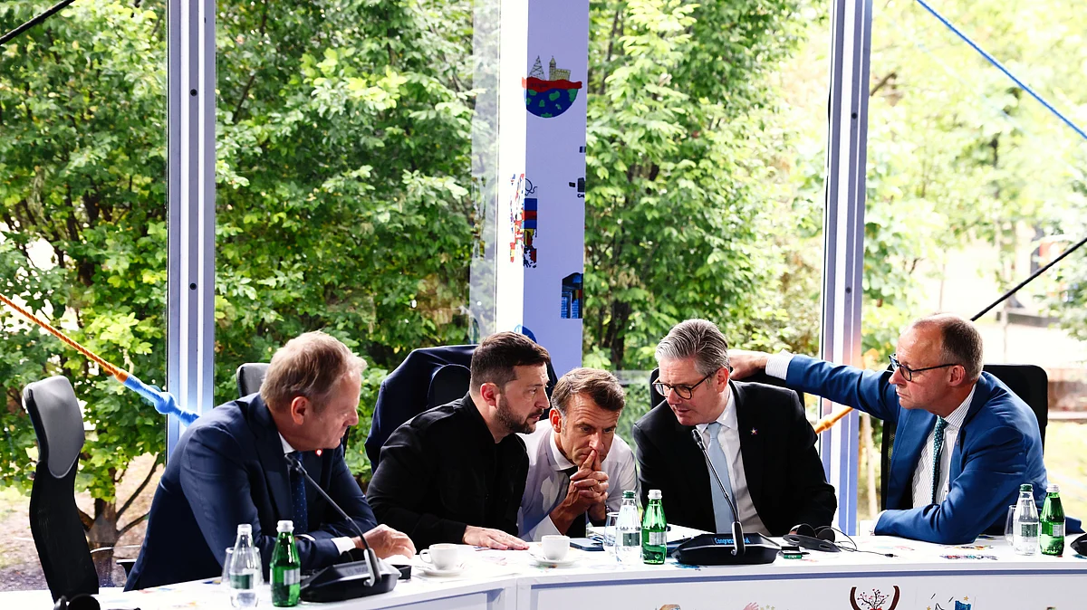 Zelenskyy (second from left) with NATO leaders (photo: @Keir_Starmer/X)