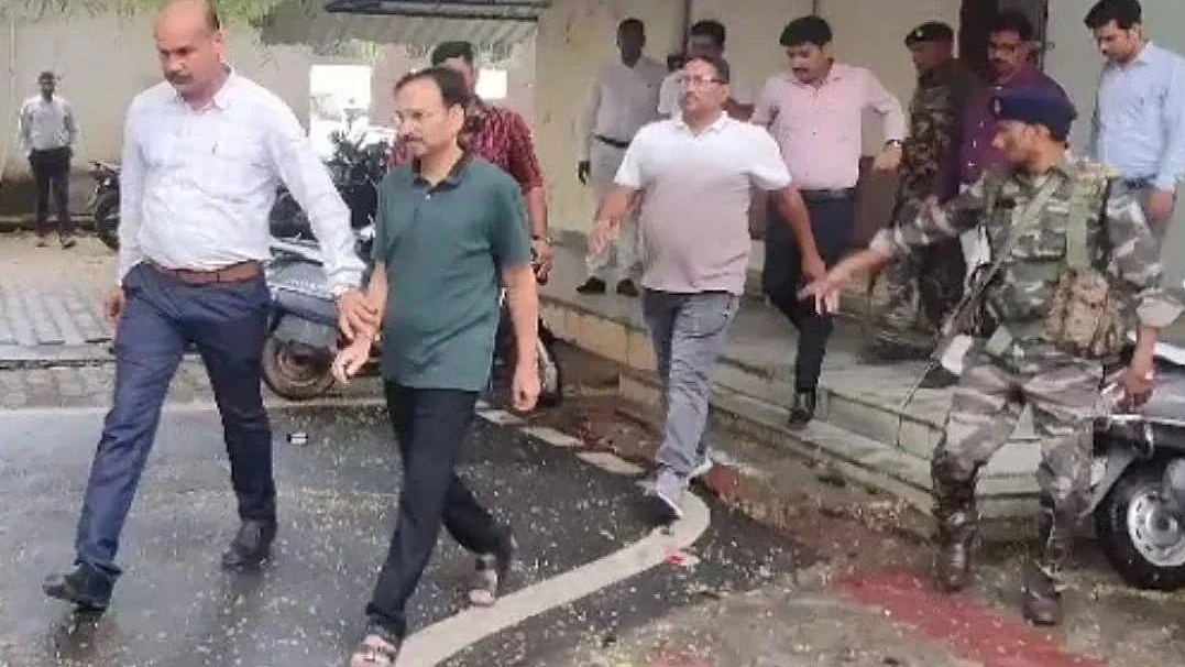 Senior IAS officer Vinay Kumar Choubey (in green)