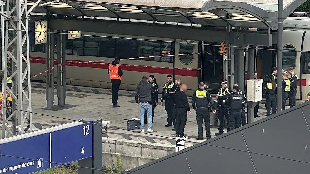 Policemen at central train station in Hamburg (photo: @NewsFokus/X)