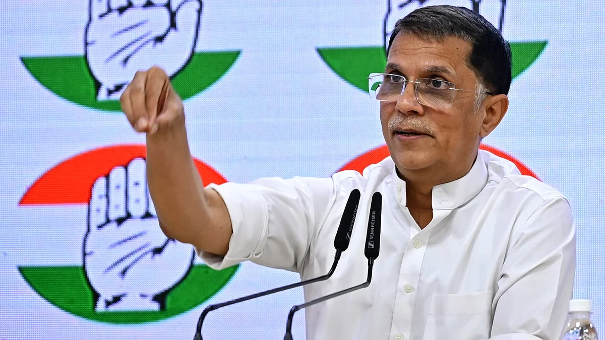 Pawan Khera at the press briefing (photo: Vipin/NH) 