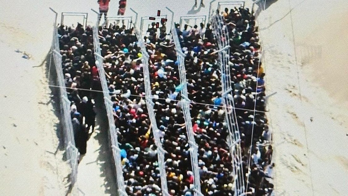 Palestinians corralled into cages as they wait for aid (photo: @hamdahsalhut)