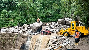 Sikkim: Road connectivity to Lachung restored, evacuation of stranded tourists from today