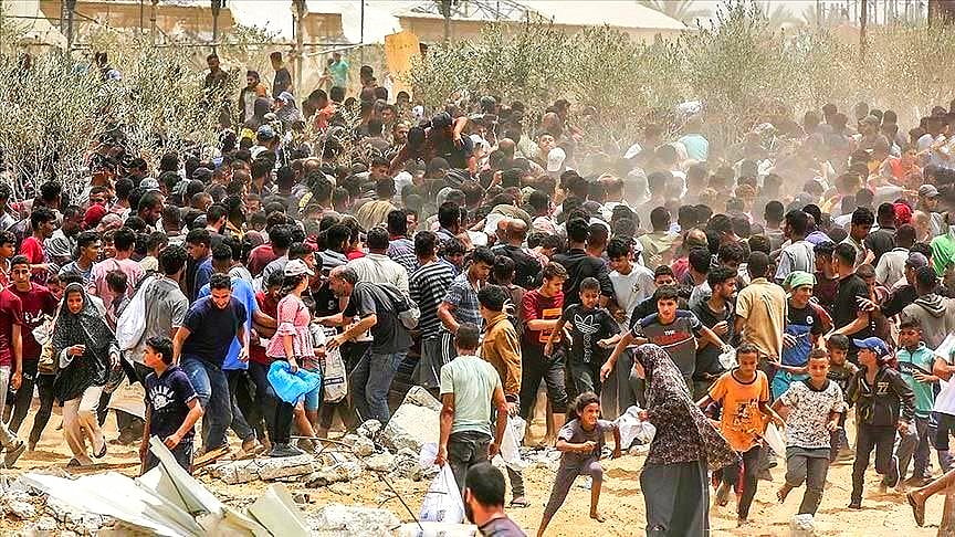 The mad rush for food in Gaza (photo: @swilkinsonbc/X)