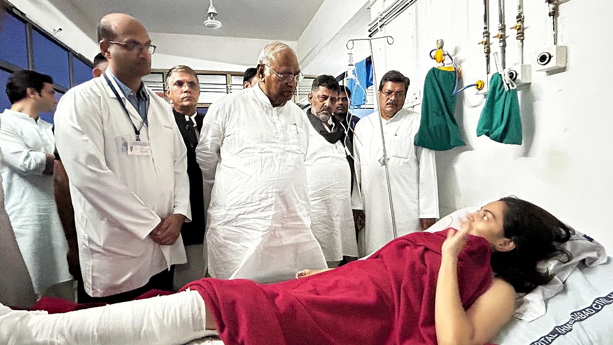 Kharge and other Congress leaders at Ahmedabad Civil Hospital on Saturday, 14 June 2025