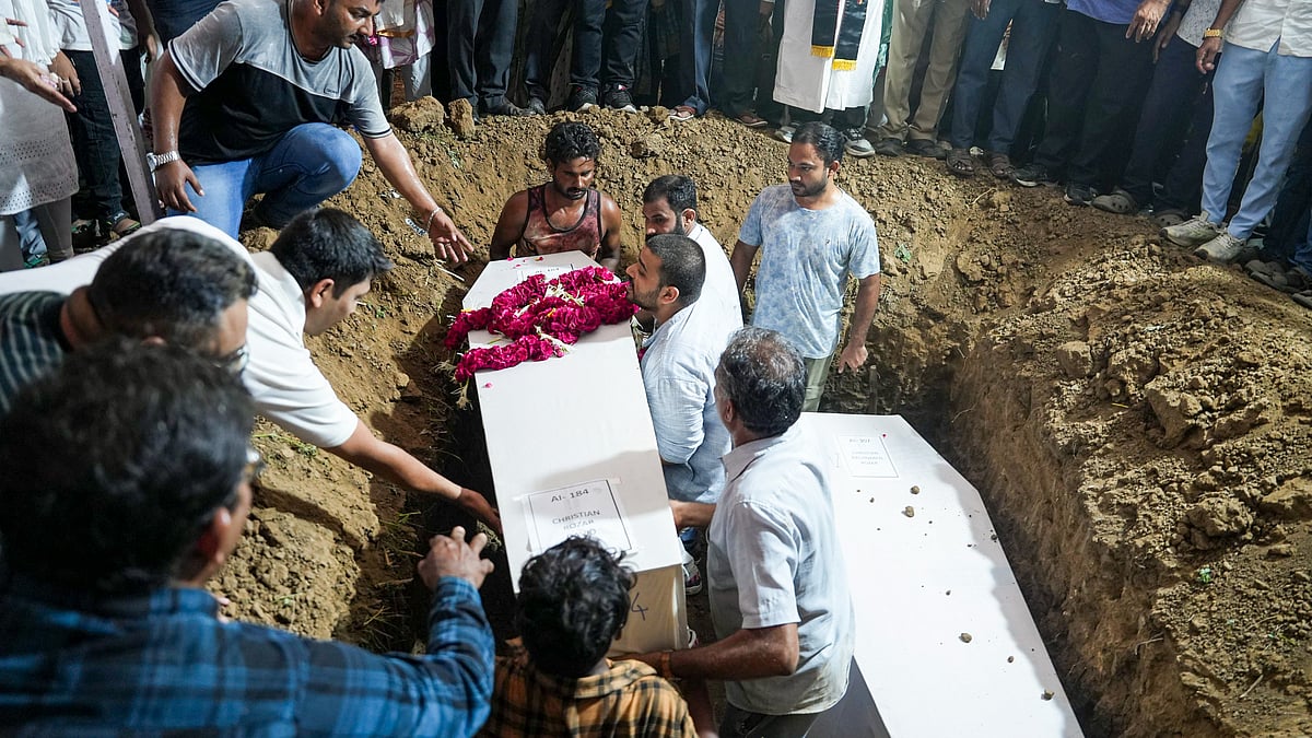 Relatives bury moral remains of AI plane crash victims on 15 June (photo: PTI) 