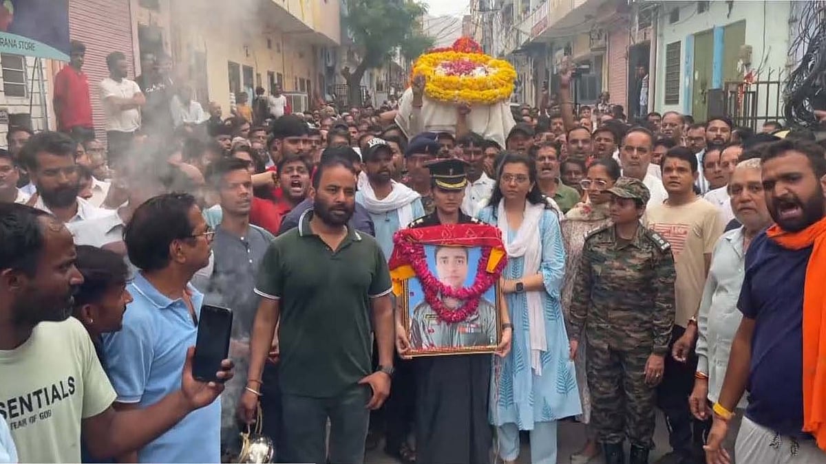 Kedarnath helicopter crash: hundreds take part in last rites of pilot 