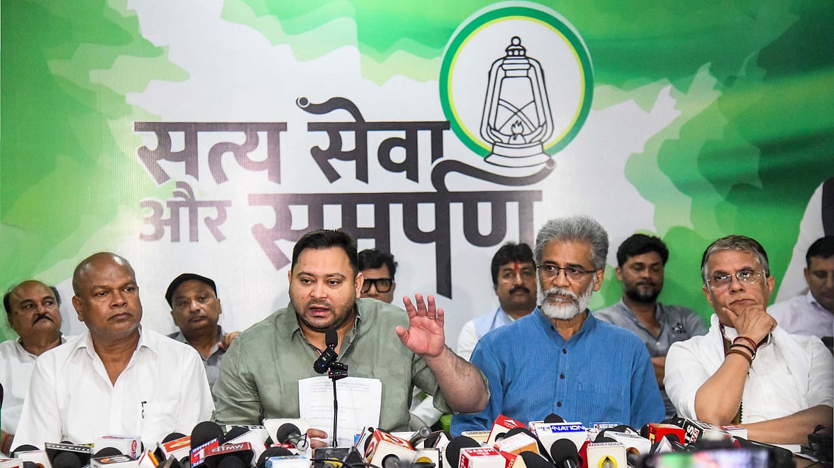 Tejashwi Yadav with Congress and CPI(ML) leaders in Patna (photo: PTI)