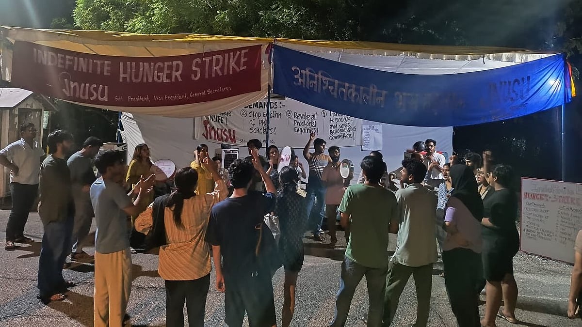 A section of students on hunger strike (photo: @vishu_reports/X)