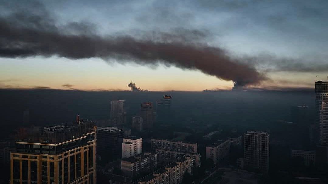 A blanket of smoke over Kyiv (photo: @cym27s)