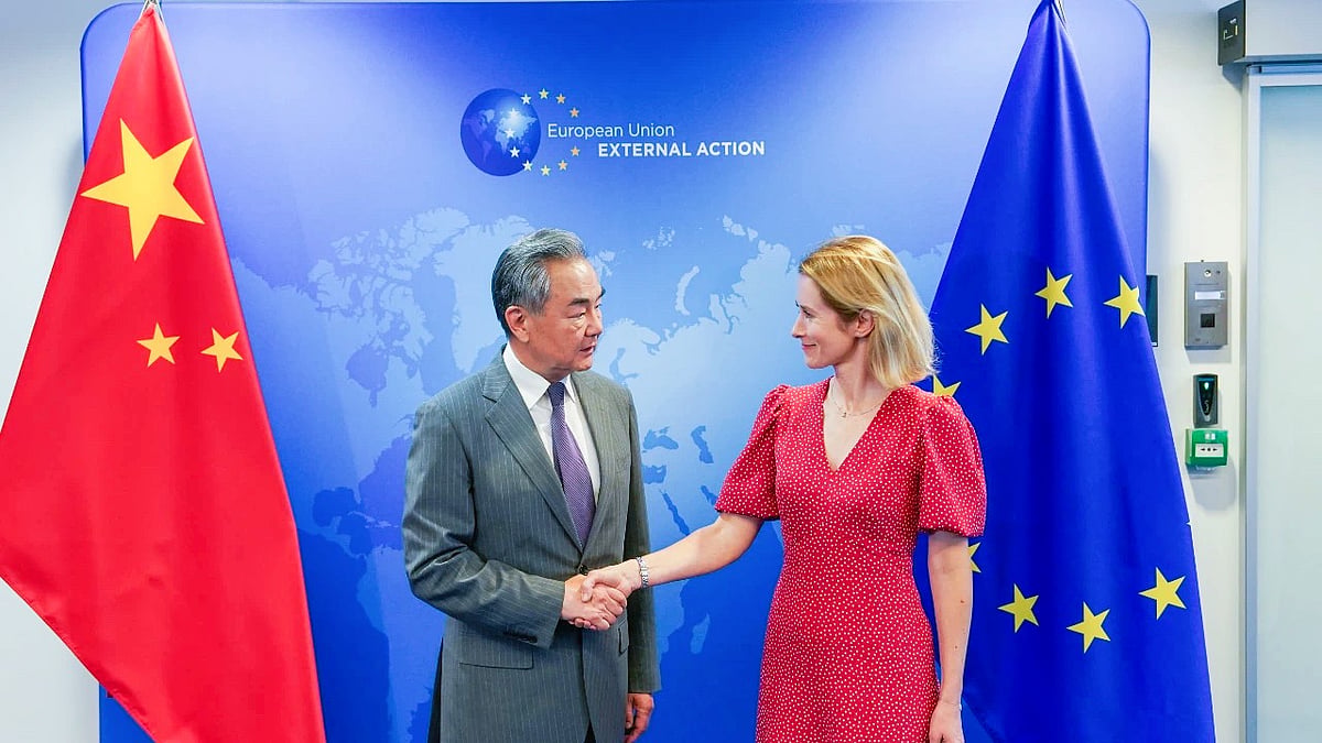 Chinese foreign minister Wang Yi with EU diplomat Kaja Kallas in Brussels (photo: @theserenadong/X)
