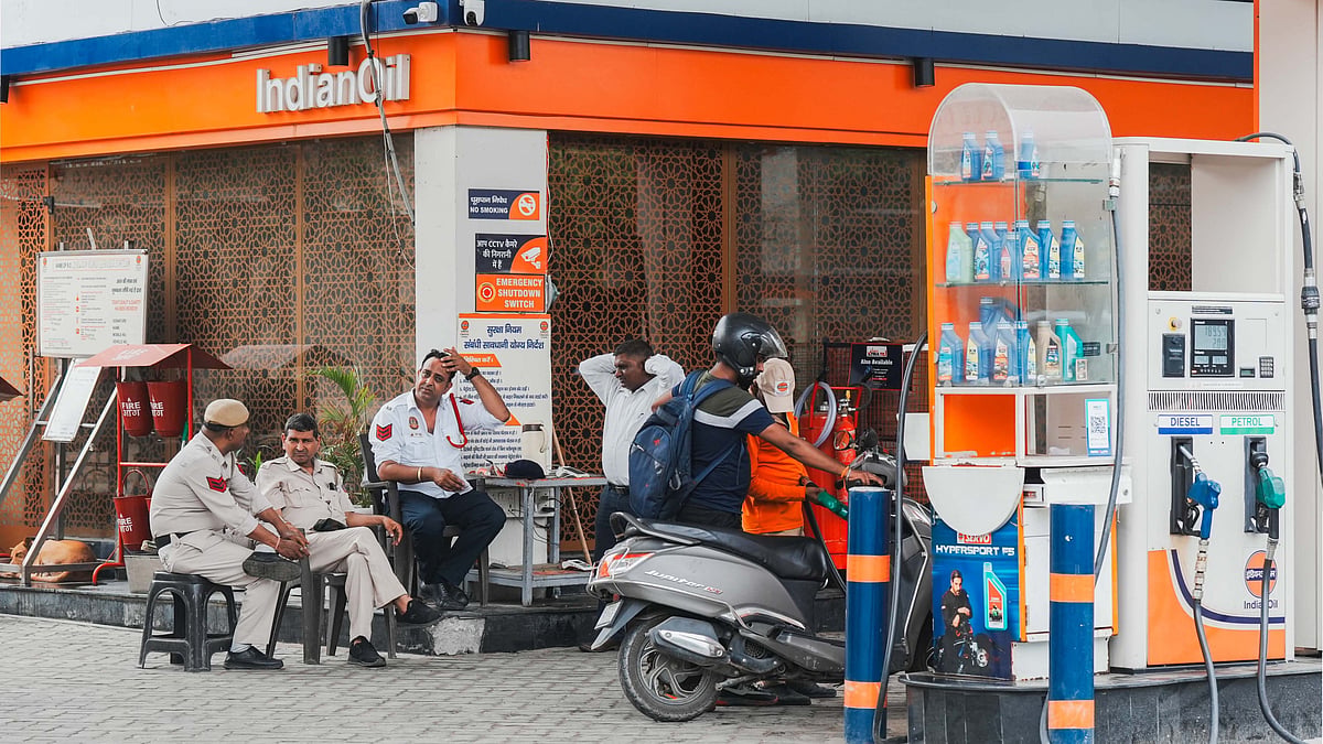 Police personnel monitoring sale of fuel to end-of-life vehicles in Delhi (photo: PTI)