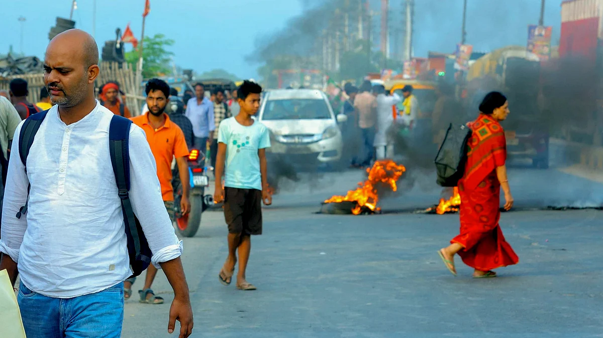 Protesters set tyres ablaze in Hajipur during Bihar bandh.