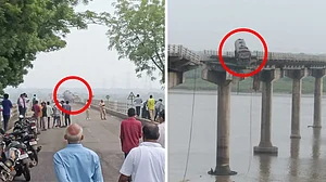 4 vehicles fall into river as bridge collapses in Vadodara; 4 rescued