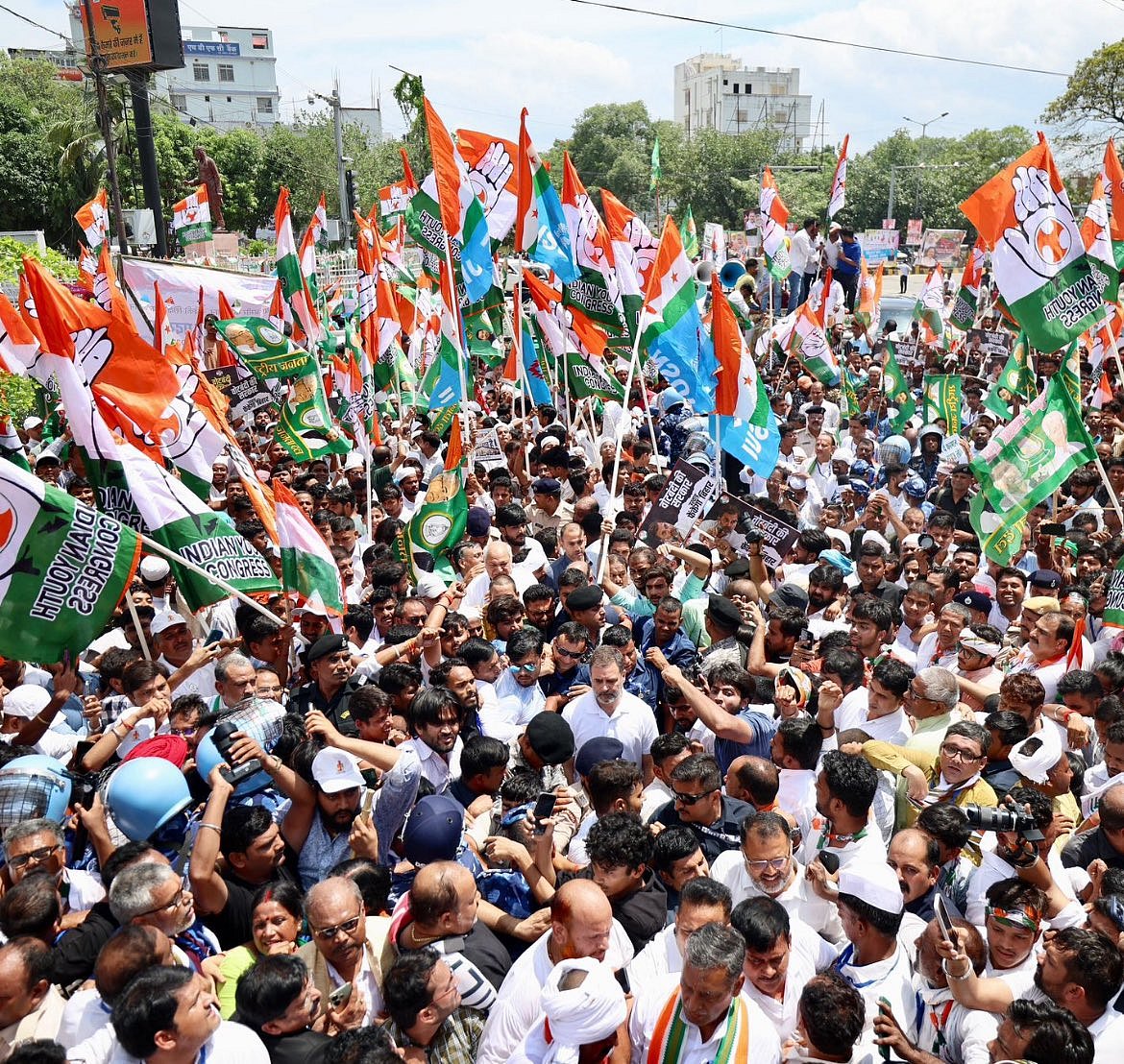 Rahul Gandhi with party workers in Patna (photo courtesy: @Politicx2029/X)
