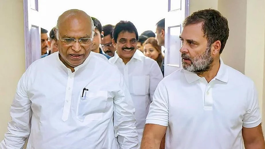 File photo of Mallikarjun Kharge and Rahul Gandhi arriving at a meeting (photo: @hemprasad_J/X)