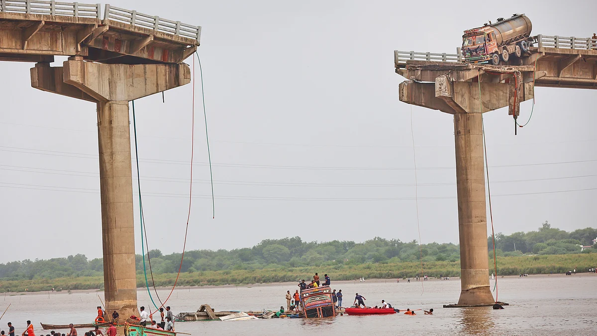 The collapsed bridge in Mujpur near Vadodara 9 July (photo: AP/PTI)