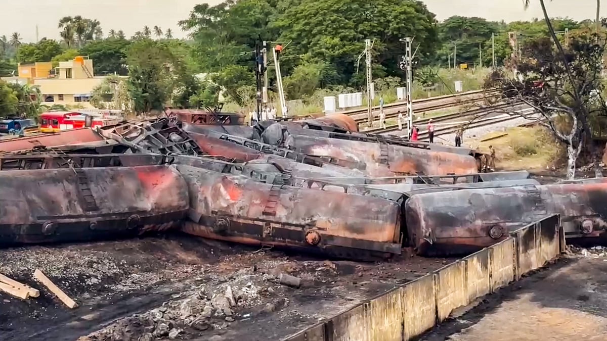 Charred wagons of a goods train carrying diesel in Tamil Nadu's Tiruvallur, 13 July 2025 (photo: PTI)