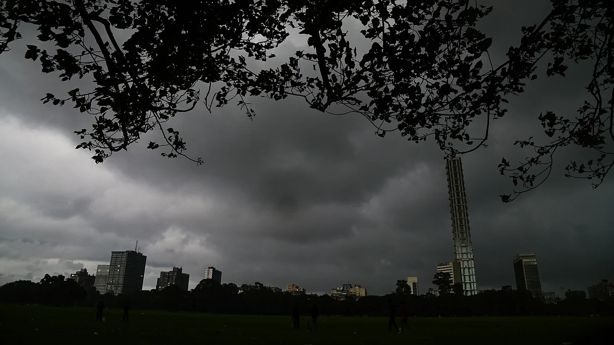 Clouds loom over Kolkata (photo: PTI)