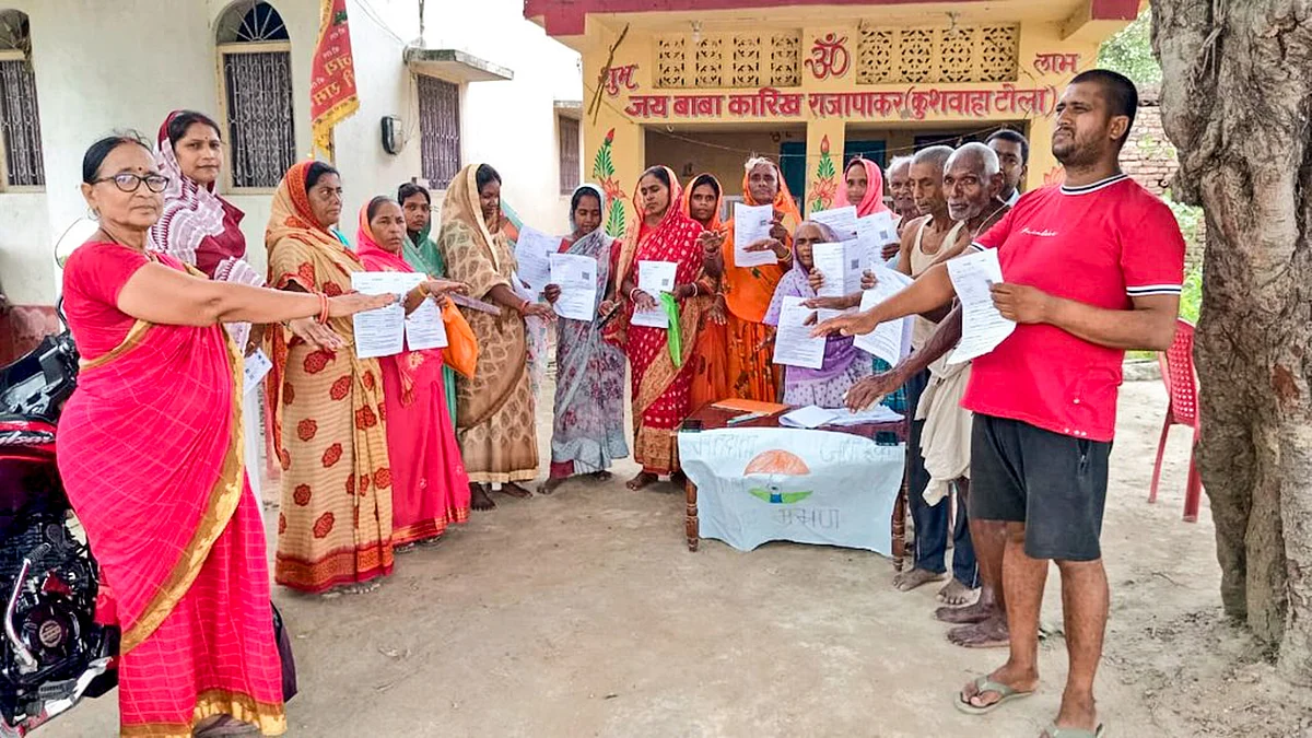 Voters show enumeration forms in Vaishali district on 4 July (photo: PTI)