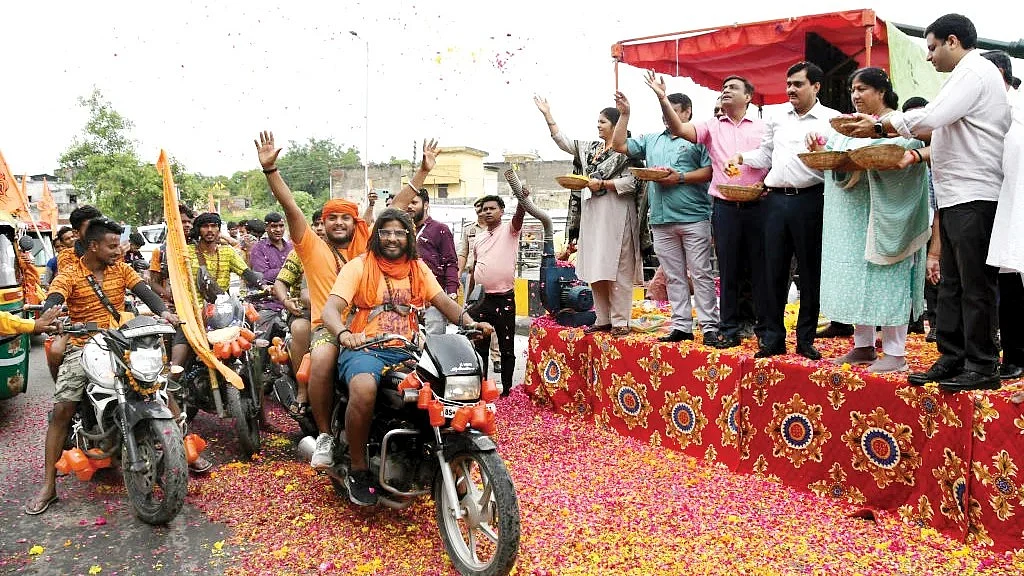Government officials shower rose petals on kanwariyas in
UP’s Ghaziabad, August 2024