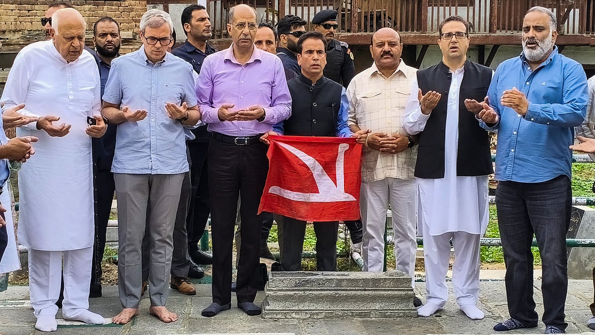 Omar Abdullah scales graveyard gates to offer tributes to martyrs