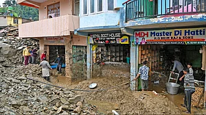 Himachal: 250 roads closed due to heavy downpour; Met issues orange alert