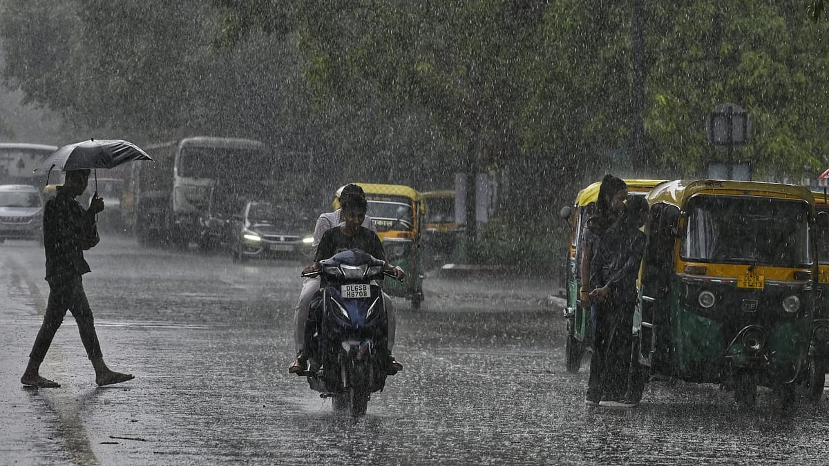 Rains lash several parts of Delhi, weather office issues 'yellow alert' 